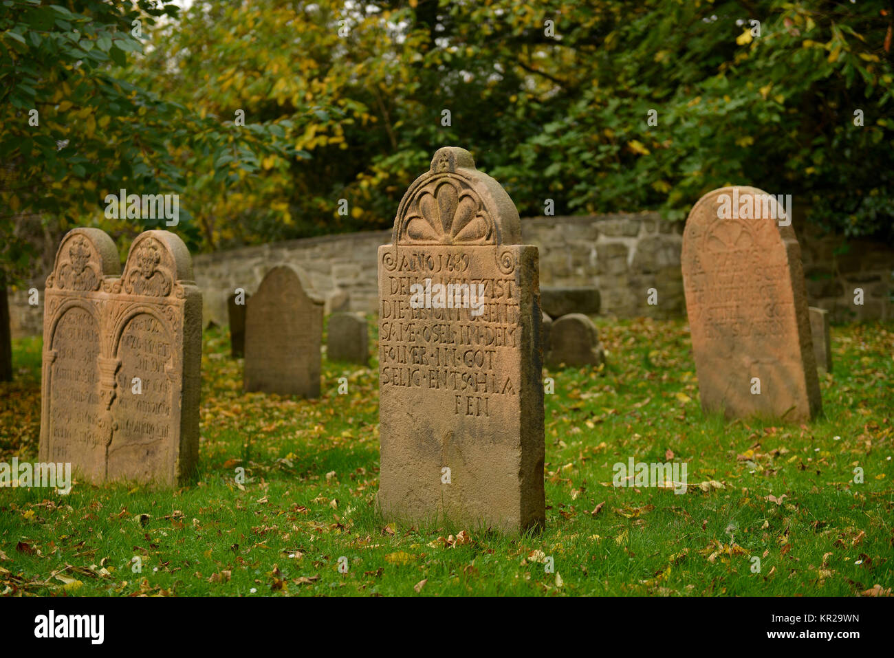 Las lápidas, cementerio Dorfkirche Stiepel, Brockhauser street, Stiepel, Bochum, Renania del Norte-Westfalia, Alemania, Friedhof Dorfkirche Stiepe Grabsteine Foto de stock
