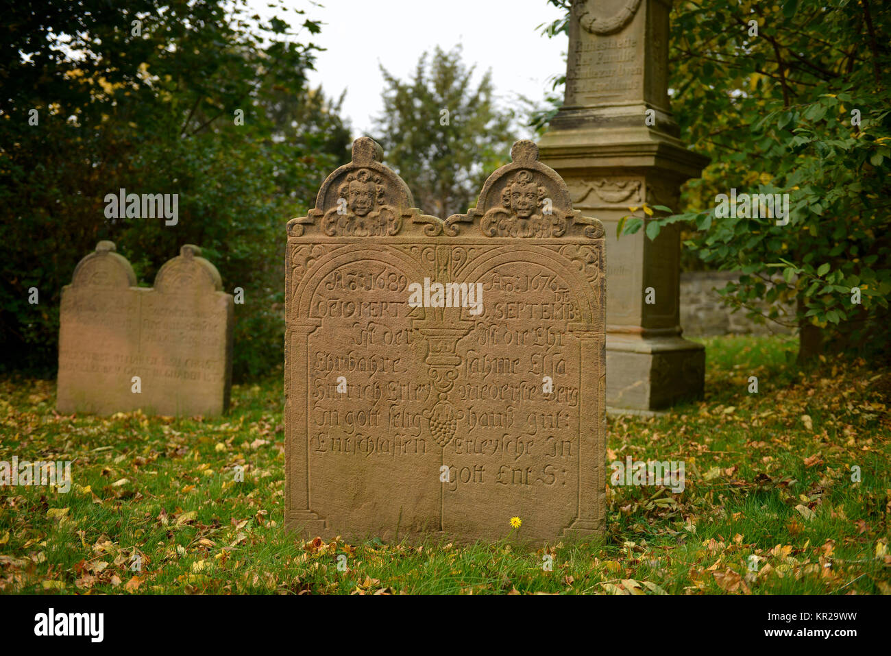 Las lápidas, cementerio Dorfkirche Stiepel, Brockhauser street, Stiepel, Bochum, Renania del Norte-Westfalia, Alemania, Friedhof Dorfkirche Stiepe Grabsteine Foto de stock