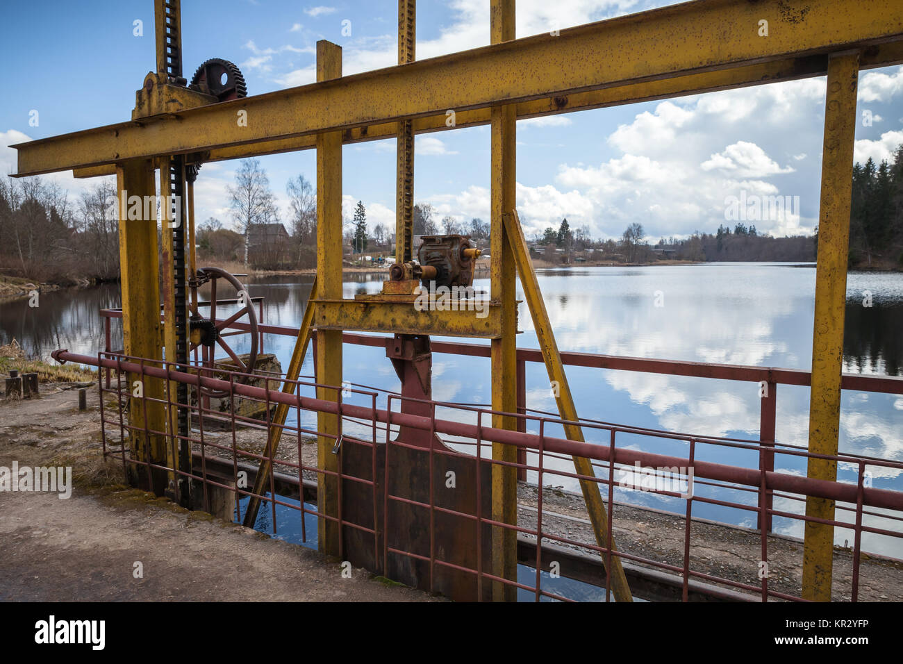 La construcción de represas. Río Oredezh, Leningrad Oblast, Rusia Foto de stock