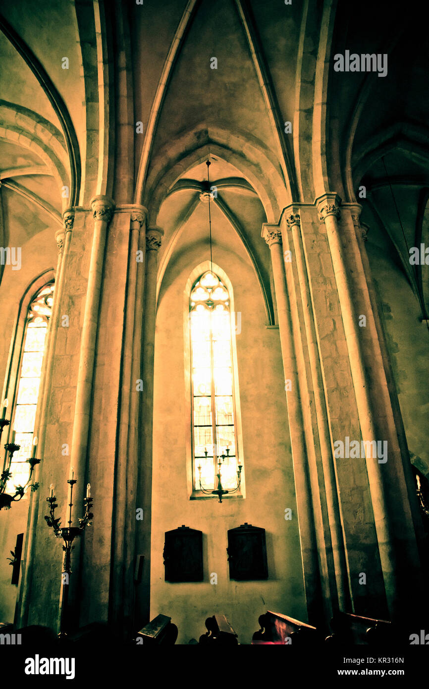Detalle del interior de la catedral gótica con arco apuntado windows Foto de stock