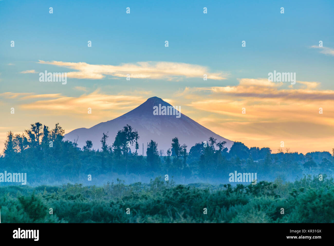 Volcán Osorno paisaje en territorio patagónico, Chile Foto de stock