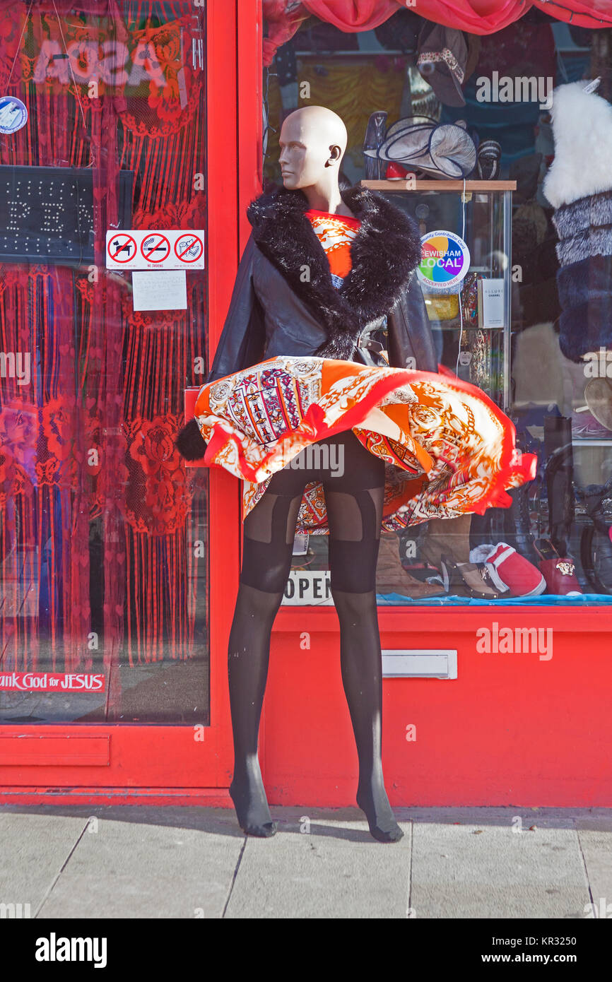 Londres, Lewisham una ráfaga de viento coge las faldas de sastre dummy fuera de una tienda en Deptford High Street Foto de stock