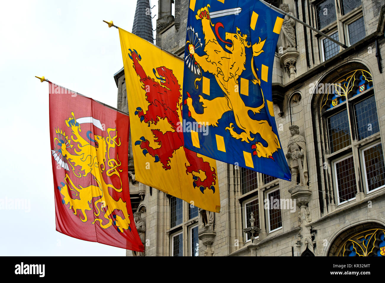 Las banderas con las banderas de la República holandesa, el condado de Holanda y el Reino de los Países Bajos en el ayuntamiento gótico, Gouda, Países Bajos Foto de stock