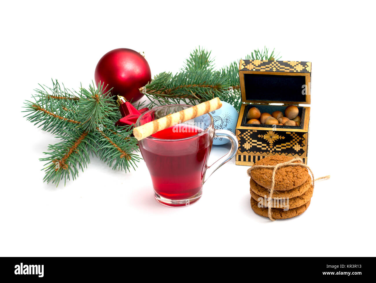 Té, rama de coníferas con escenografía de Año Nuevo y un ataúd con tuercas  Fotografía de stock - Alamy