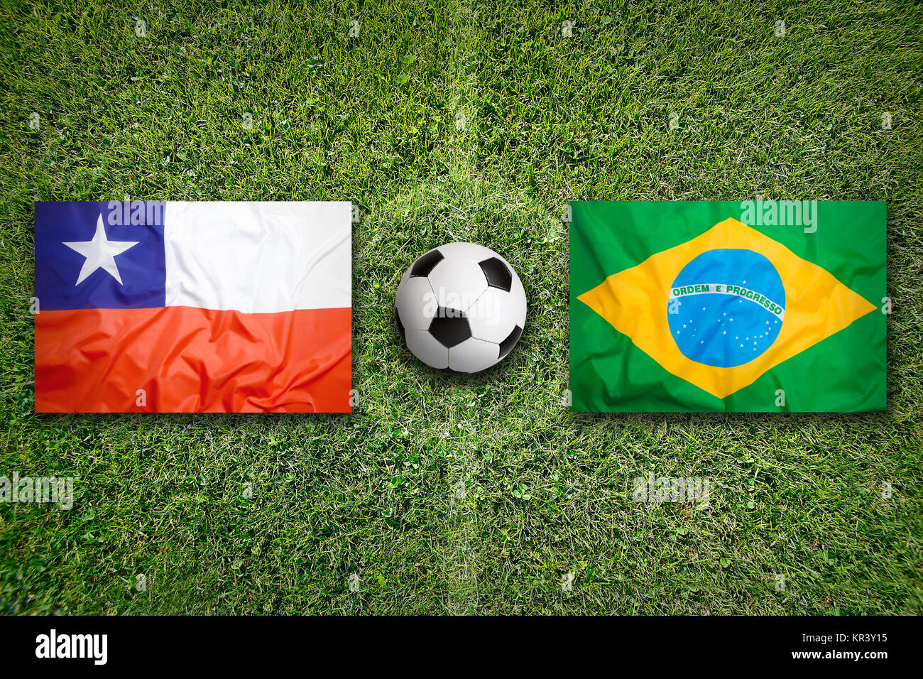 Chile vs. Brasil banderas en campo de fútbol Fotografía de stock Alamy