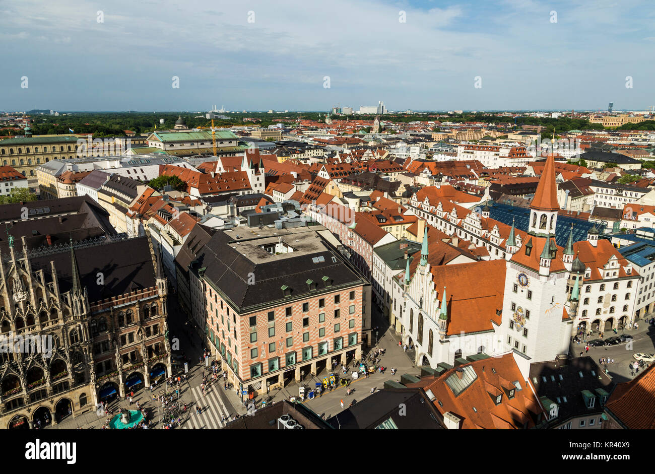 Hermosa super gran angular soleada vista aérea de Munich, el Bayern, Baviera, Alemania con el horizonte y el paisaje más allá de la ciudad, visto desde el mirador de la Iglesia de San Pedro Foto de stock