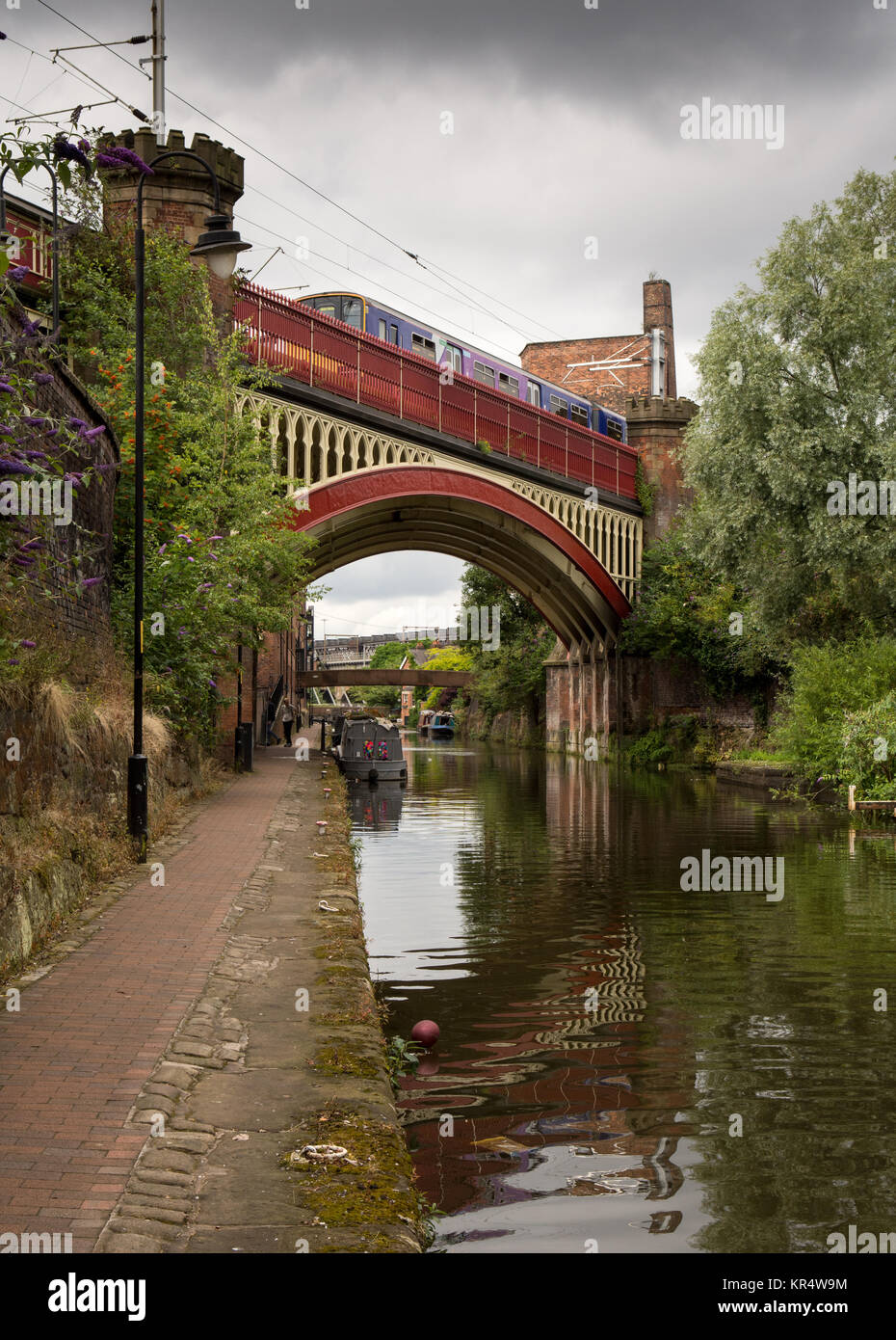 Manchester, Inglaterra, Reino Unido - Agosto 2, 2015: una clase de ferrocarril norte 150 pasajeros diesel tren cruza el Bridgewater Canal en Deansgate en Manch central Foto de stock