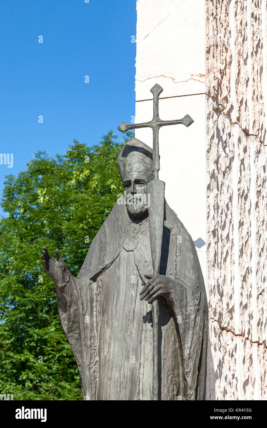 Estatua de bronce de San Wojciech en Altar de tres milenios, la Iglesia en Skalka, Cracovia, Polonia Foto de stock