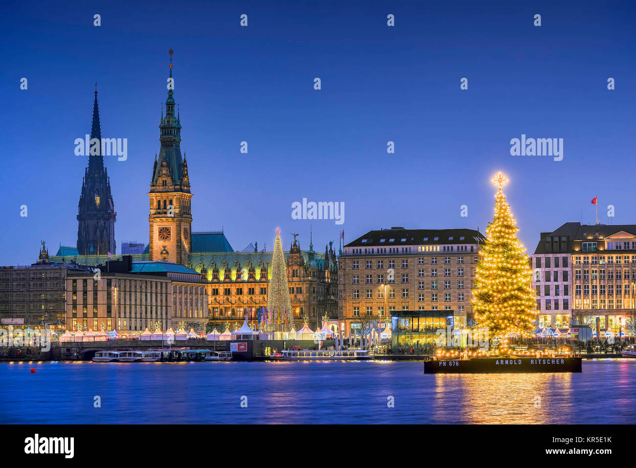 Alster abeto al tiempo de Navidad en el Alster en Hamburgo, Alemania, Europa, Alstertanne zur Weihnachtszeit auf der en Hamburgo Binnenalster, Deut. Foto de stock