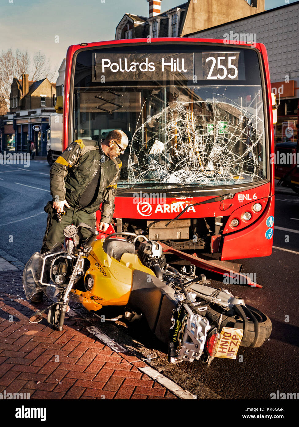 Accidente de tráfico entre un autobús londinense y moto BMW Foto de stock