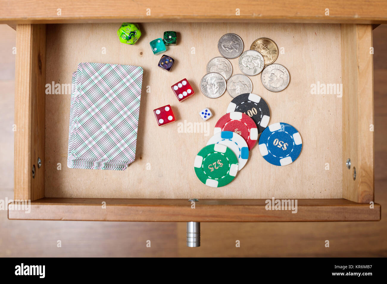 Baraja de cartas en el cajón abierto Fotografía de stock - Alamy