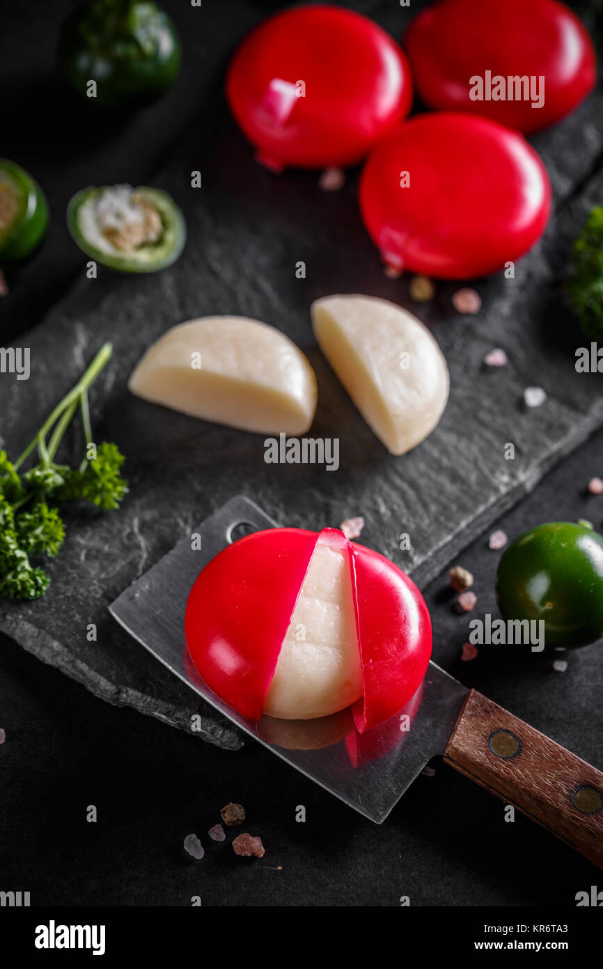 Rueda de queso blando cubierto con cera roja Fotografía de stock - Alamy