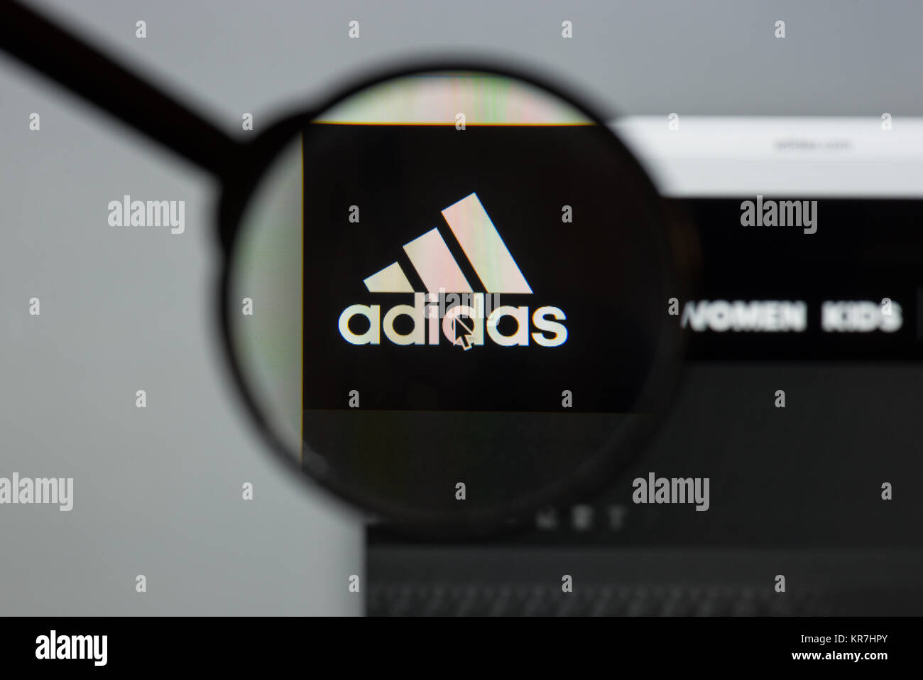 niña personalizado Categoría Milán, Italia - Agosto 10, 2017: el logotipo de adidas en la página  principal Fotografía de stock - Alamy