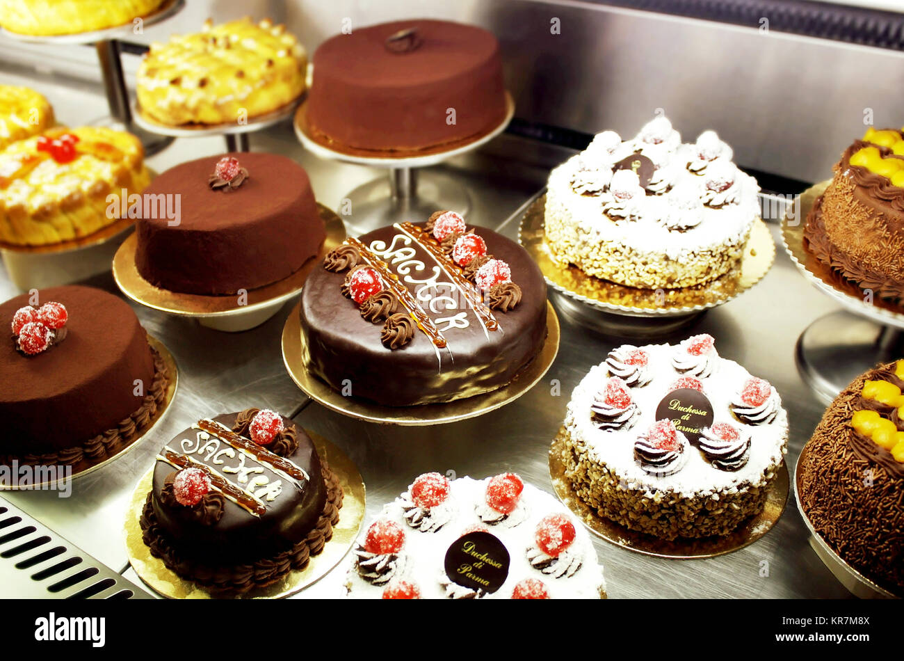 Un italiano variedad de pasteles decorados diferentes Foto de stock