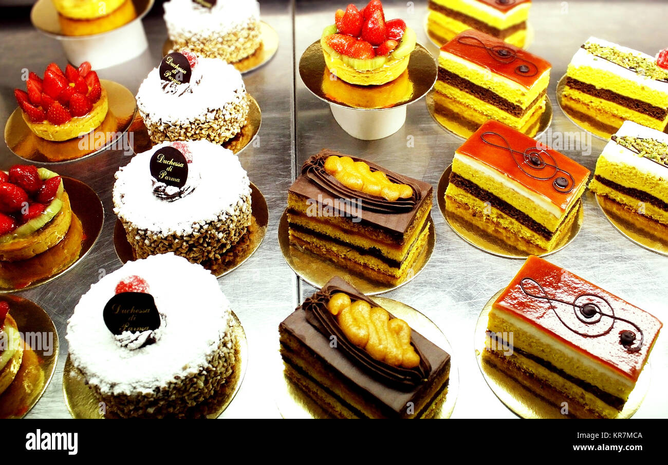 Una variedad de pasteles, tortas decoradas italiano y rebanadas de pasteles Foto de stock