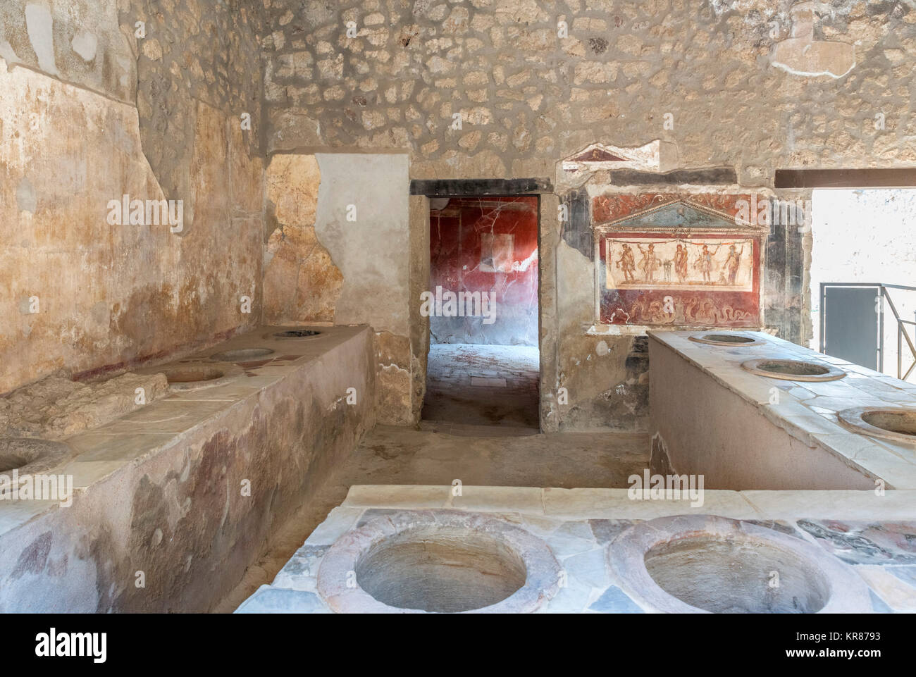 Lucius Thermopolium Vetutius Placidus en Pompeya ( Pompei, Nápoles, Campania, Italia. Un thermopolium era una antigua forma de establecimientos de comida rápida. Foto de stock