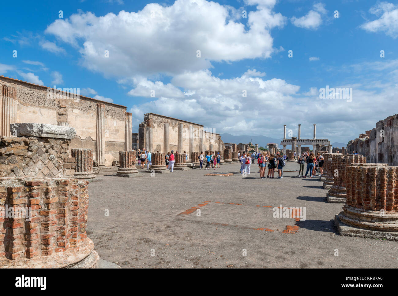 Los turistas en las ruinas del Foro Romano de Pompeya ( ) de Pompeya, Nápoles, Campania, Italia Foto de stock