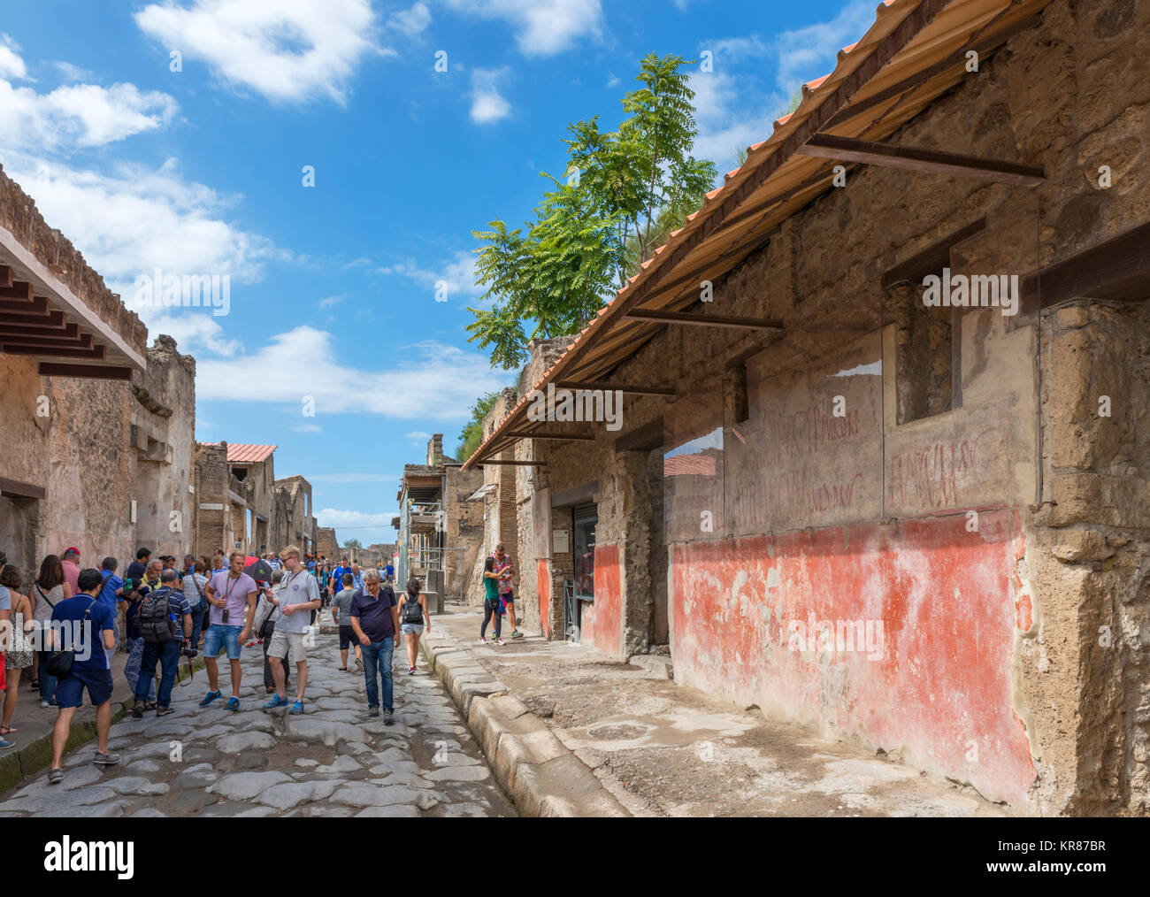 Los turistas de Via dell'abbondanza, una calle de la antigua Pompeya ( Pompei, Nápoles, Campania, Italia Foto de stock