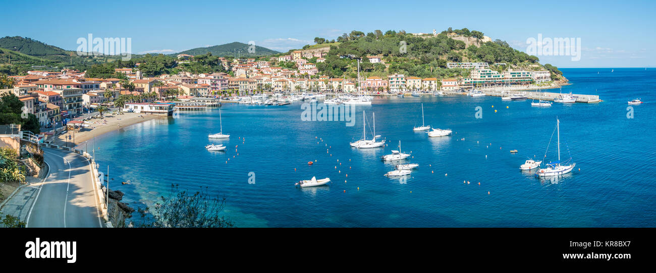 Porto Azzurro, en la Isla de Elba, en la Toscana. Foto de stock