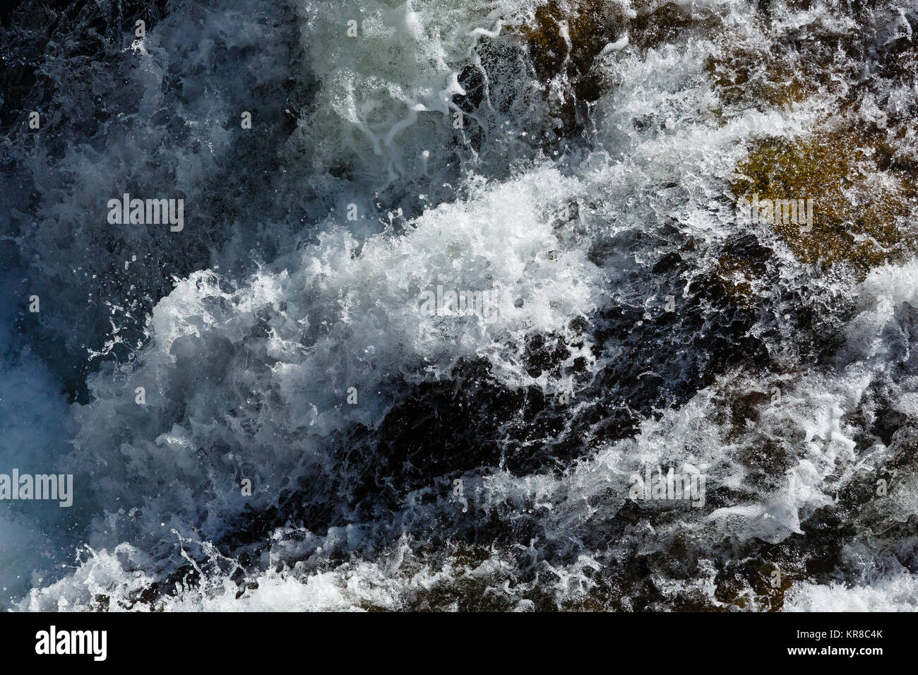 Rápido de cascada de agua cerca de la naturaleza (fondo). Foto de stock