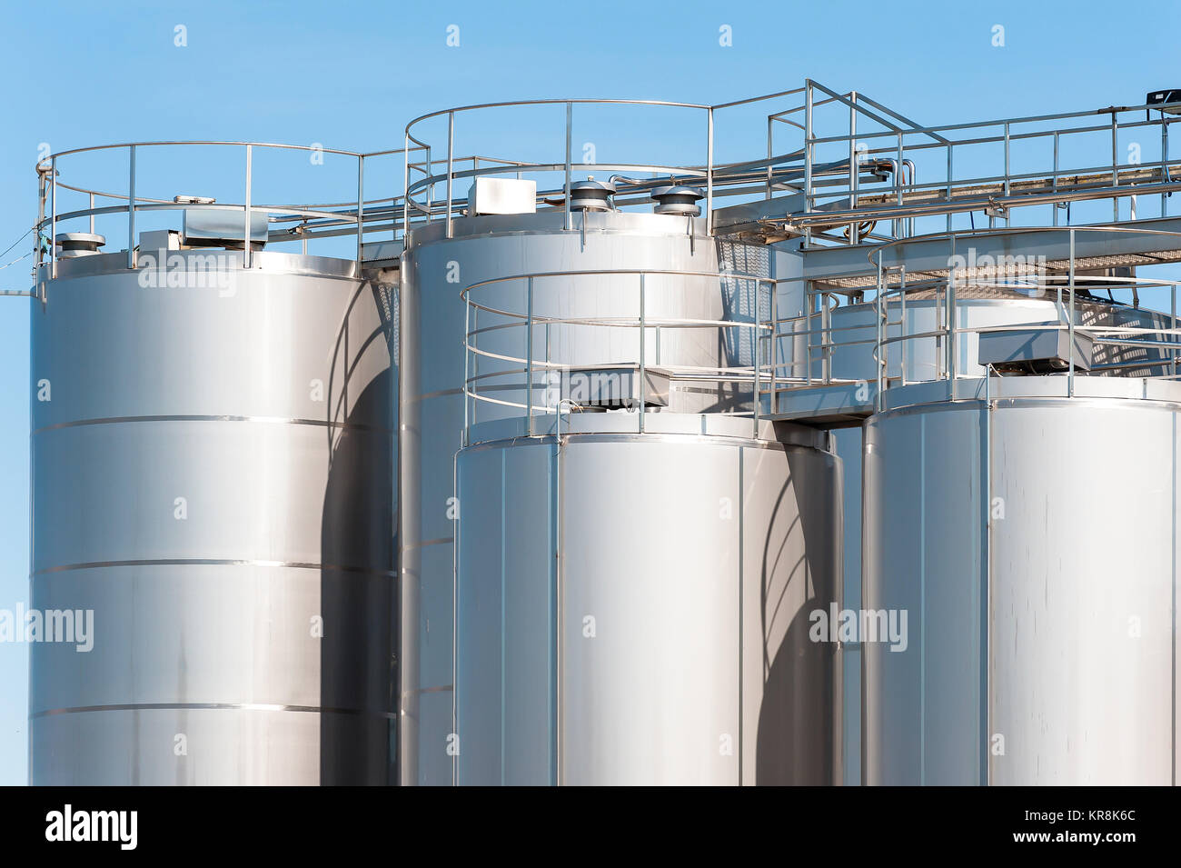 Planta de procesamiento de leche de silos fotografías e imágenes de