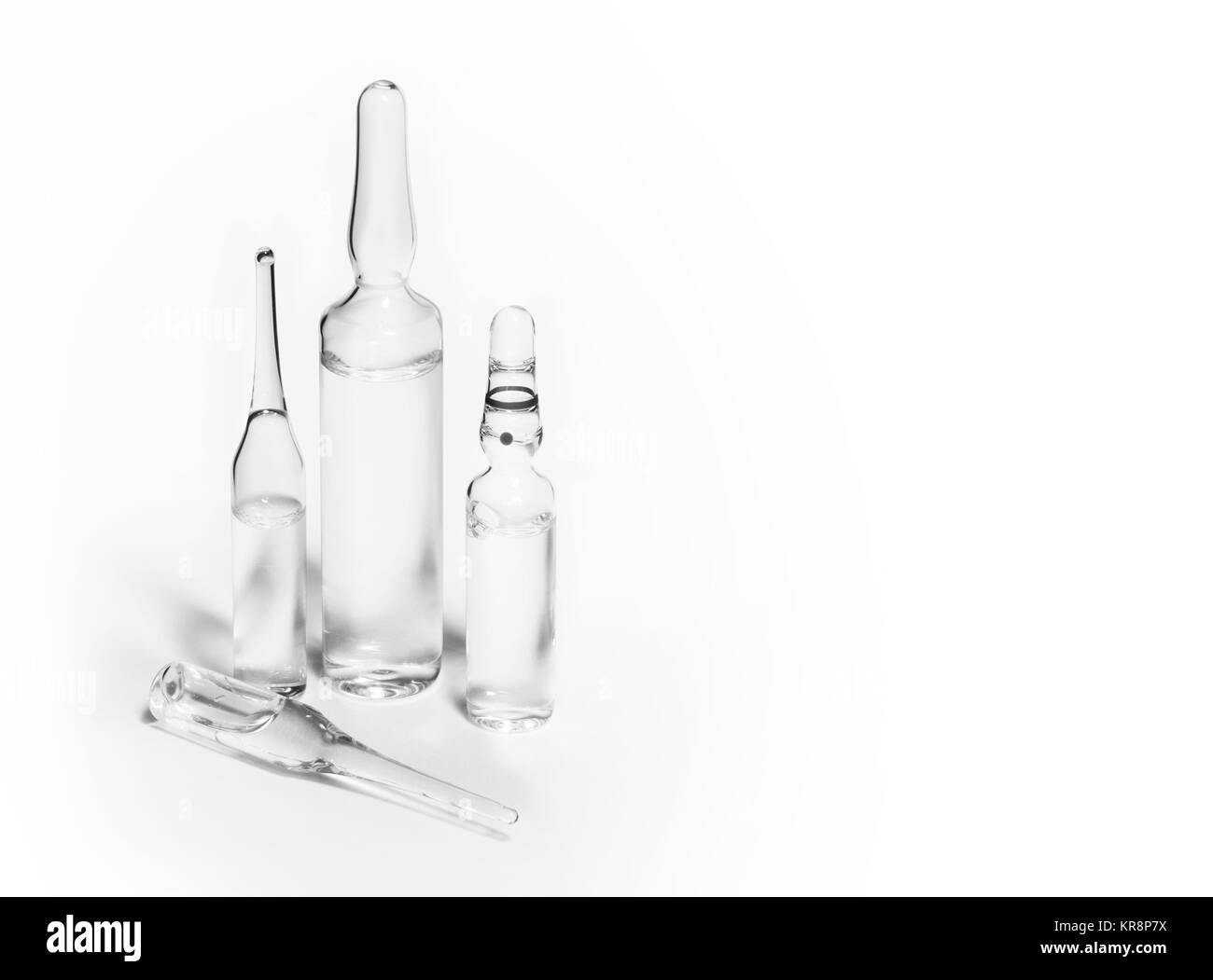 Ampollas médico aislado en blanco Foto de stock
