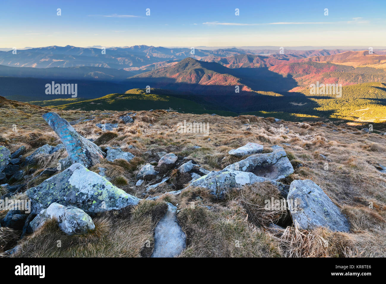 Región Zakarpattia, Ucrania, los Cárpatos, el Hoverla Chornohora, montaña, cielo azul a lo largo de cordillera Foto de stock