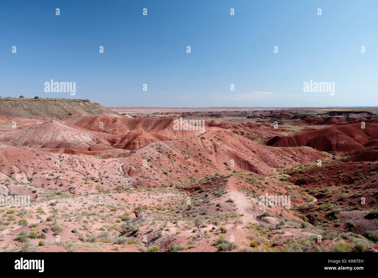 Ee.Uu., Arizona, Parque Nacional del Desierto Pintado, el cielo azul a lo largo de cordillera Foto de stock