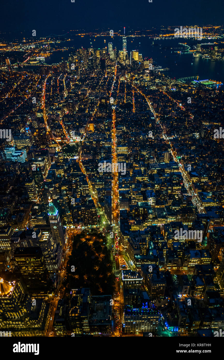 Luces la ciudad en la noche fotografías imágenes de alta resolución - Alamy