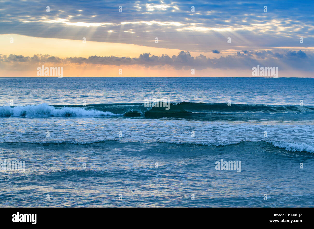 Estados Unidos, la Florida, las olas del mar al atardecer Foto de stock