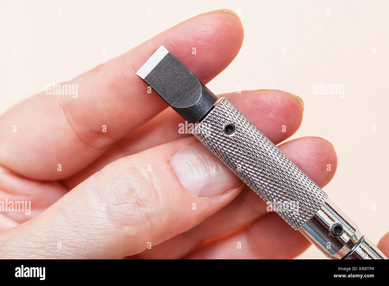 Hoja de cuchilla giratoria sobre dedos cerrar Fotografía de stock - Alamy