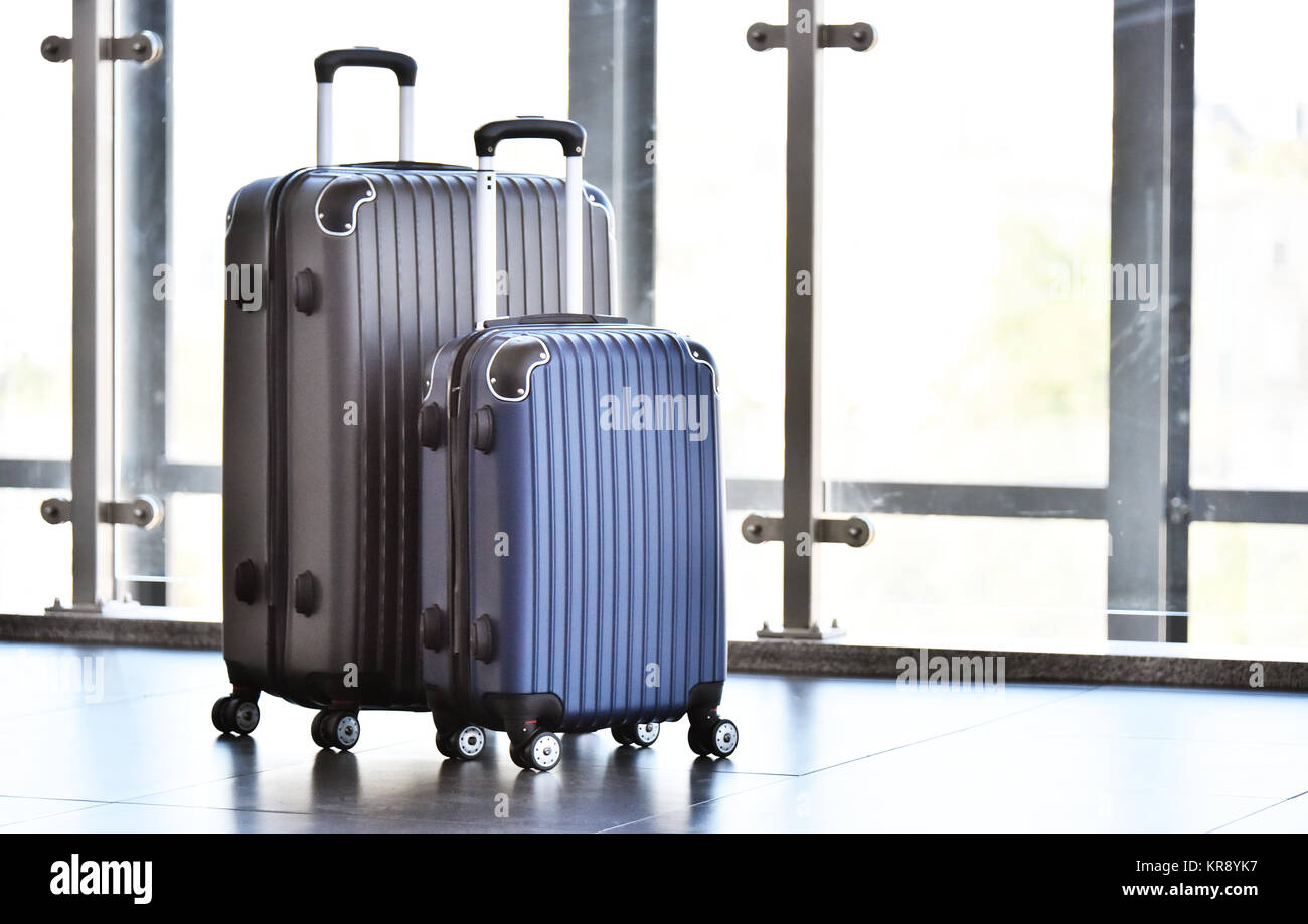 Dos maletas de viaje de plástico en el hall del aeropuerto Fotografía de  stock - Alamy