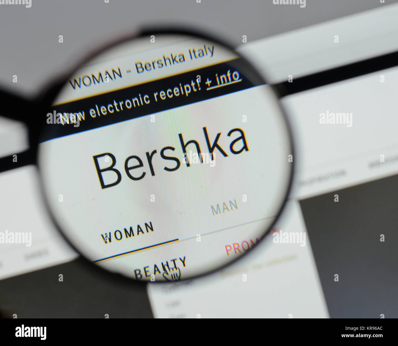 Milán, - Agosto 10, 2017: Bershka logotipo en la página de inicio sitio web Fotografía de stock - Alamy
