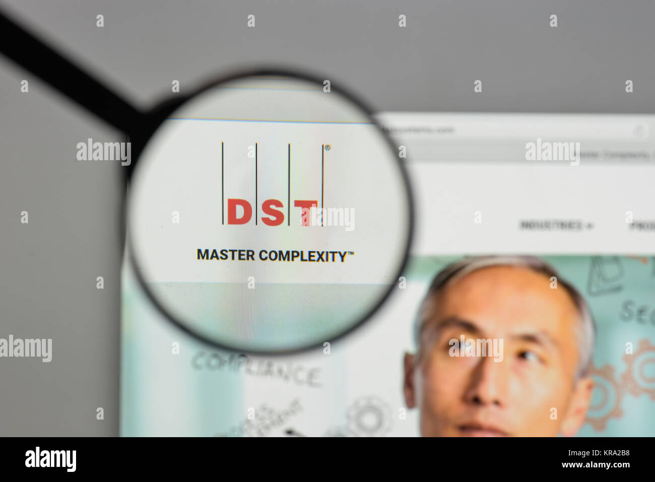 Milán, Italia - Agosto 10, 2017: DST Systems logotipo en la página de inicio de nuestro sitio web. Foto de stock