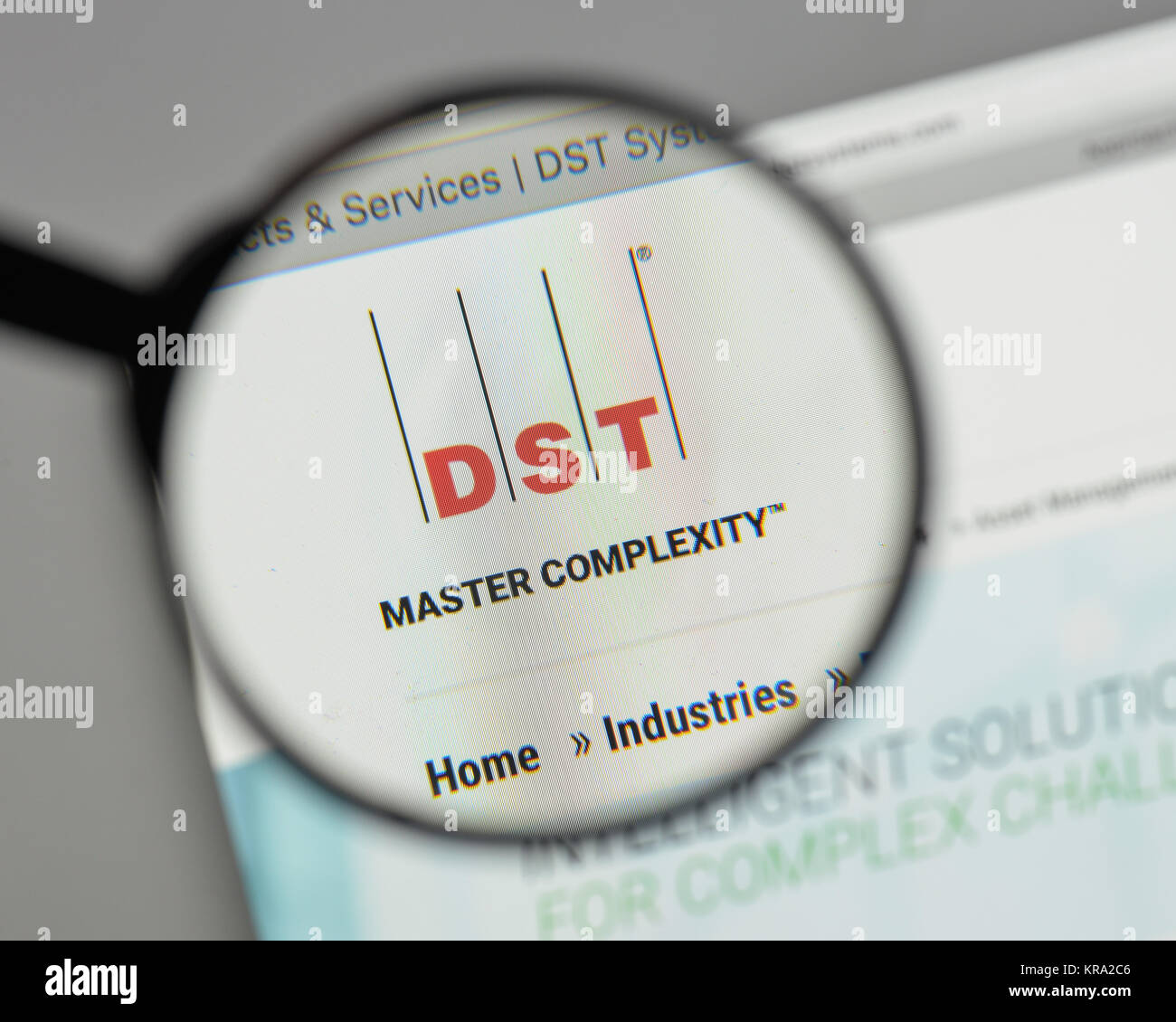 Milán, Italia - Agosto 10, 2017: DST Systems logotipo en la página de inicio de nuestro sitio web. Foto de stock