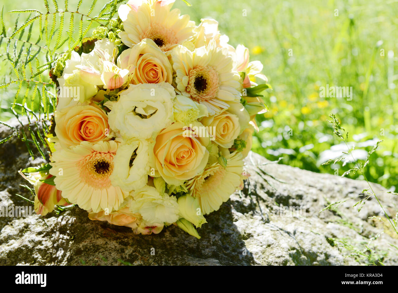 ramo de novia con rosas amarillas Fotografía de stock - Alamy