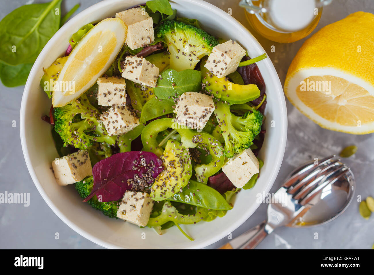 Ensalada verde sano con brócoli, tofu, aguacate, guisantes y chia semillas.  Tendencia concepto de comida vegetariana Fotografía de stock - Alamy