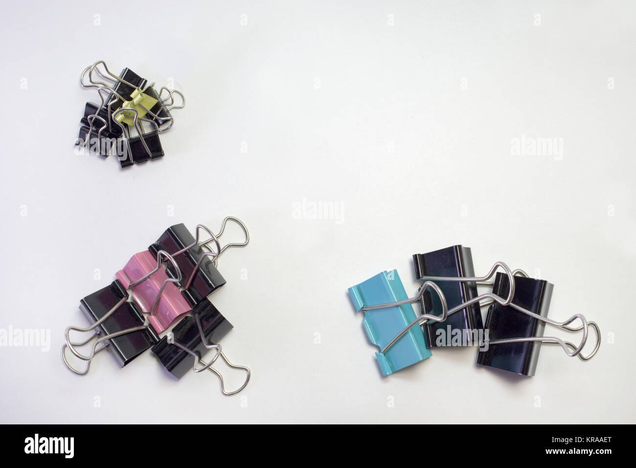 Pilas de metal binder clips de papel, diferentes tamaños y colores