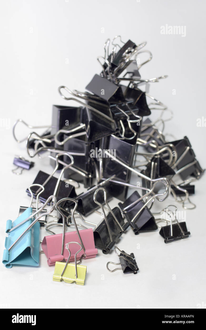 Montón de metal binder clips de papel, diferentes tamaños y colores