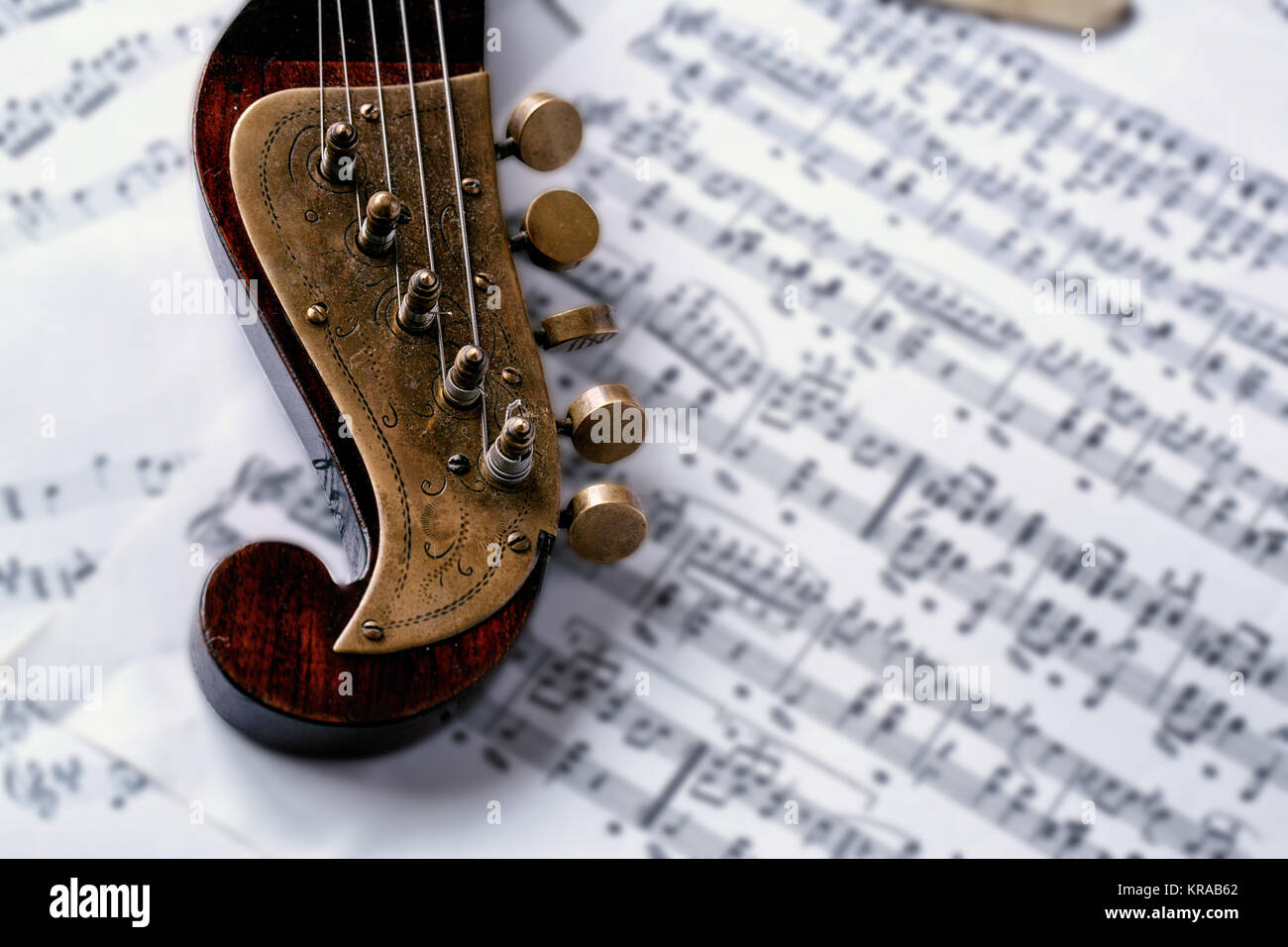 Detalle de instrumentos musicales antiguos y fondo de partituras Fotografía  de stock - Alamy