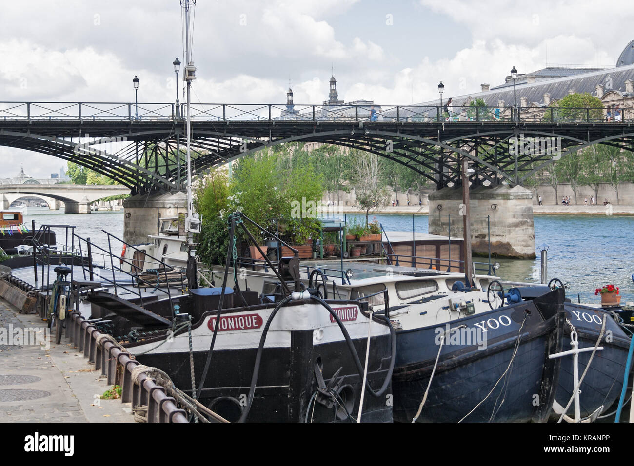 Los buques de carga en el río Sena, cerca del Pont des Arts Foto de stock