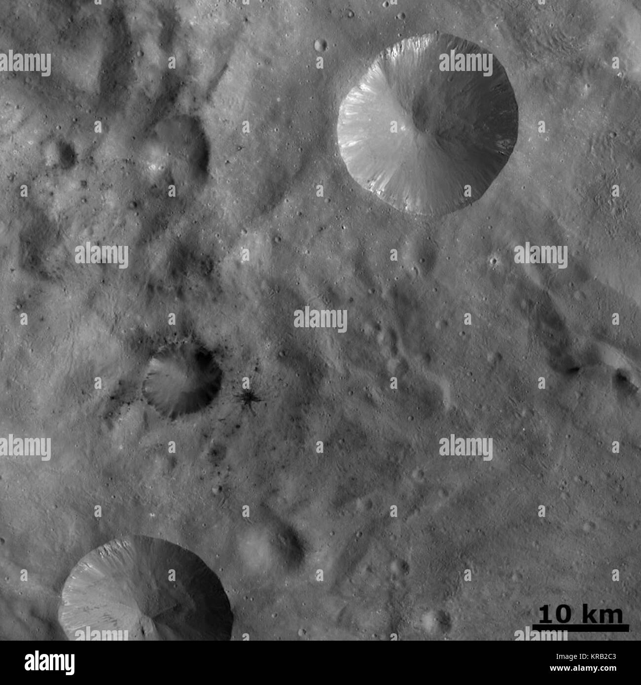 Las áreas oscuras en el terreno de cráteres en el asteroide Vesta, imagen  de la nave espacial de la NASA Dawn IOTD 68 Fotografía de stock - Alamy