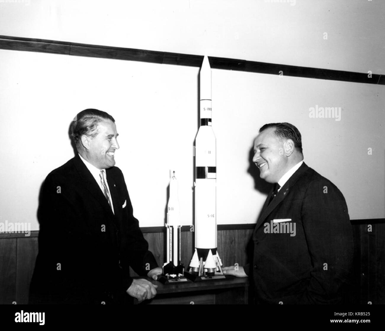 Los miembros del Comité de la cámara sobre la ciencia y la astronáutica visita MSFC. ROUDEBUSH, Richard L. (R-Indiana) y MSFC WERNHER VON BRAUN, DIRECTOR-DR. Analizar modelos de Apolo. VonBraunRoudebush Foto de stock