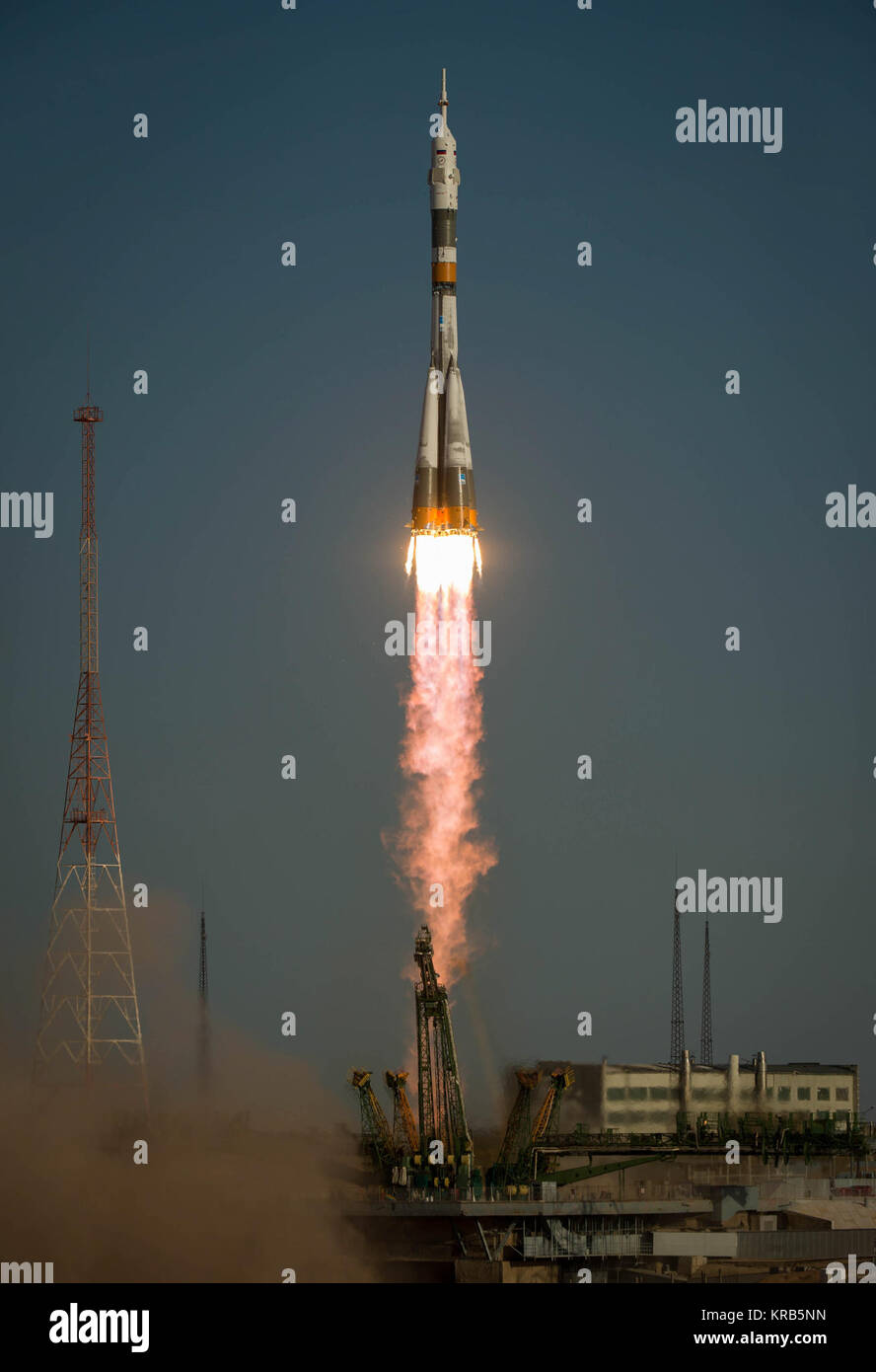 El cohete Soyuz con la expedición 33/34 miembros de la tripulación, el comandante del Soyuz Oleg Novitskiy, ingeniero de vuelo de la NASA, Kevin Ford y el ingeniero de vuelo Evgeny Tarelkin de Roscosmos a bordo de la TMA-06M lanzamientos espaciales a la Estación Espacial Internacional el martes, 23 de octubre de 2012, en Baikonur, Kazajstán. Ford, y Novitskiy Tarelkin estarán en una misión de cinco meses a bordo de la Estación Espacial Internacional. Crédito de la foto: (NASA/Bill Ingalls) Soyuz TMA-06M los lanzamientos de cohetes desde Baikonur 1 Foto de stock