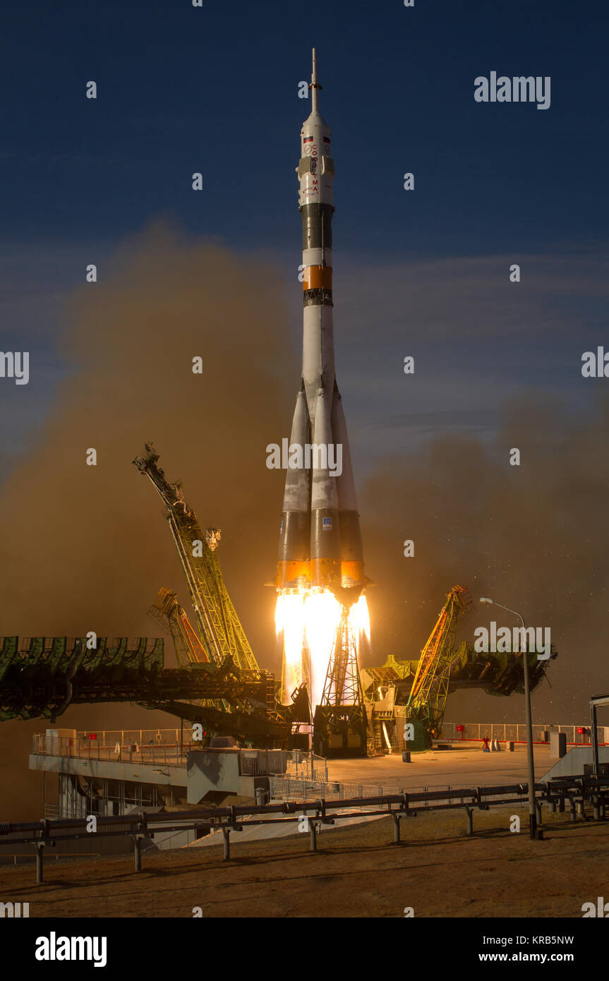 El cohete Soyuz con la expedición 33/34 miembros de la tripulación, el comandante del Soyuz Oleg Novitskiy, ingeniero de vuelo de la NASA, Kevin Ford y el ingeniero de vuelo Evgeny Tarelkin de Roscosmos a bordo de la TMA-06M lanzamientos espaciales a la Estación Espacial Internacional el martes, 23 de octubre de 2012, en Baikonur, Kazajstán. Ford, y Novitskiy Tarelkin estarán en una misión de cinco meses a bordo de la Estación Espacial Internacional. Crédito de la foto: (NASA/Bill Ingalls) Soyuz TMA-06M los lanzamientos de cohetes desde Baikonur 5 Foto de stock