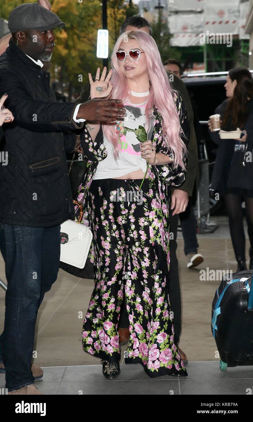 Kesha llega a la BBC Radio 1, llevar gafas en forma de corazón delante de  su Live Lounge el rendimiento. Featuring: Kesha donde: Londres, Reino Unido  cuando: 18 Nov 2017 Crédito: Michael