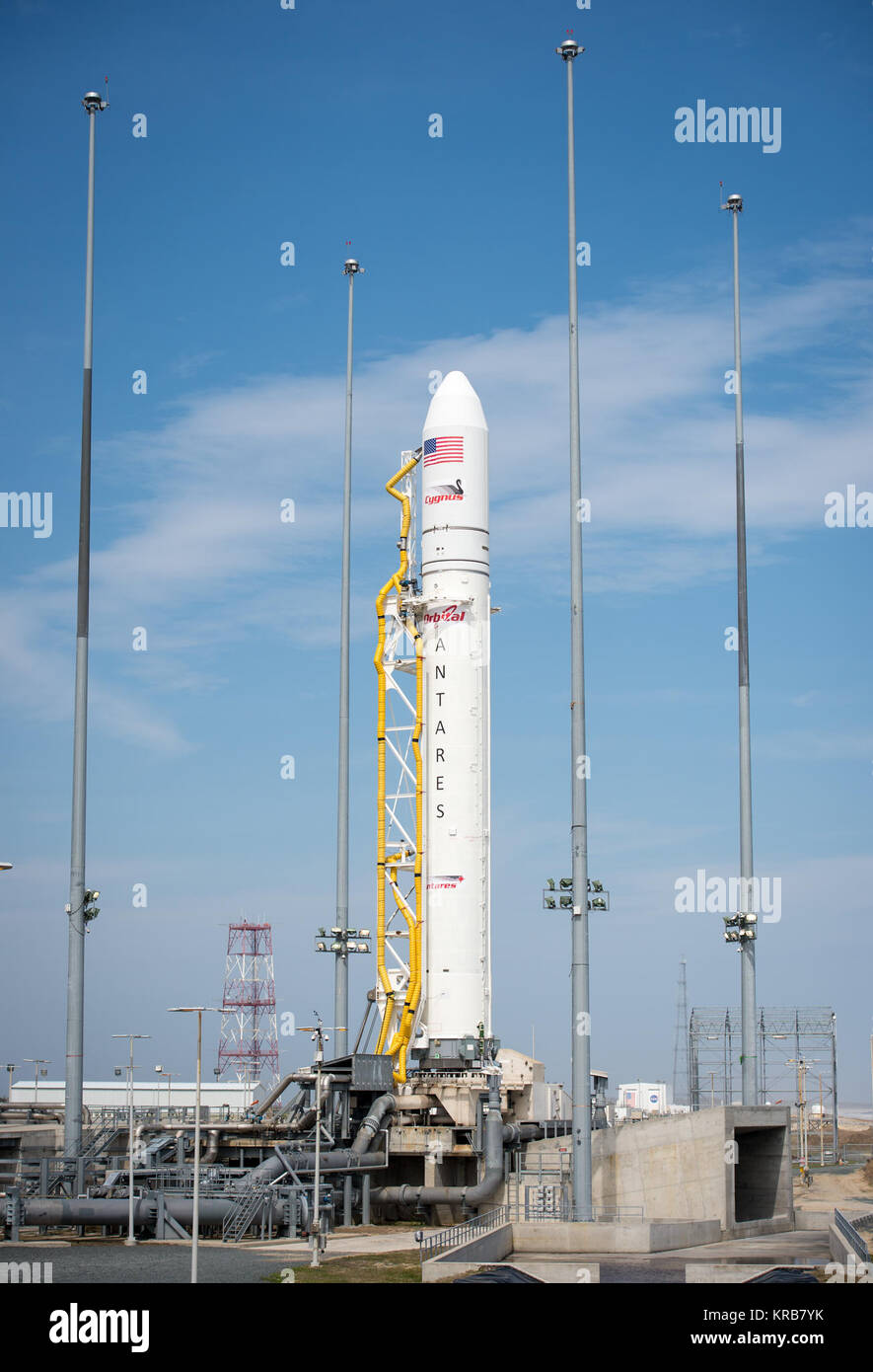 La Orbital Sciences Corporation Antares cohete es visto en el Mid-Atlantic Regional Spaceport (MARS) Pad-0A en las Instalaciones de Vuelo Wallops de la NASA, el viernes, 19 de abril de 2013 en Virginia. Socio comercial espacial de la NASA, Orbital Sciences Corporation, está programado para lanzar su primera prueba Antares el sábado, 20 de abril de 2013. Crédito de la foto: (NASA/Bill Ingalls) Antares a-uno vertical - Abril 20.1 Foto de stock