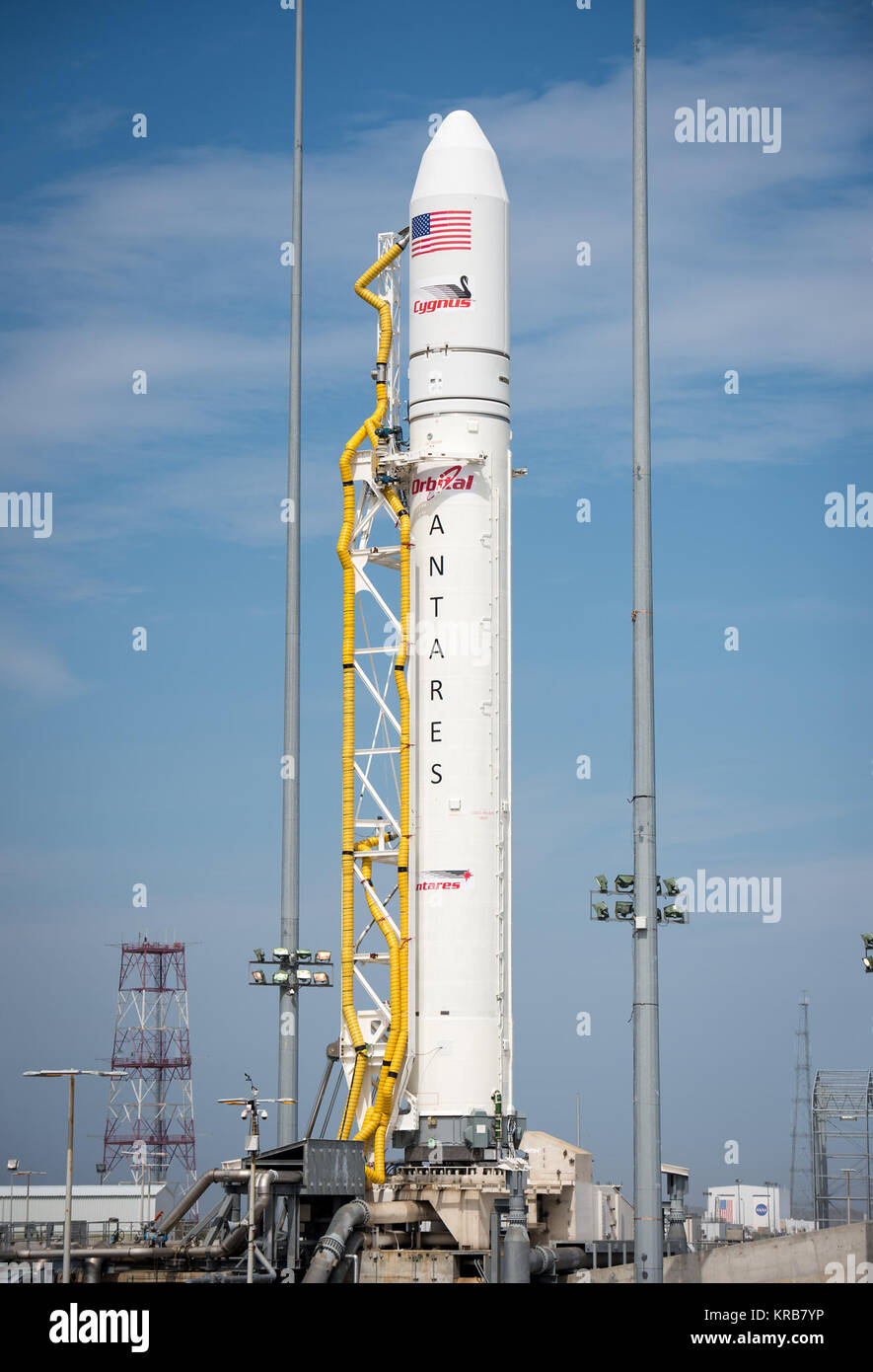 La Orbital Sciences Corporation Antares cohete es visto en el Mid-Atlantic Regional Spaceport (MARS) Pad-0A en las Instalaciones de Vuelo Wallops de la NASA, el viernes, 19 de abril de 2013 en Virginia. Socio comercial espacial de la NASA, Orbital Sciences Corporation, está programado para lanzar su primera prueba Antares el sábado, 20 de abril de 2013. Crédito de la foto: (NASA/Bill Ingalls) Antares a-uno vertical - Abril 20.2 Foto de stock