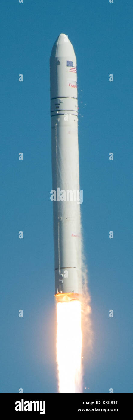 La Orbital Sciences Corporation Antares cohete es visto como lanza desde Pad-0A del Mid-Atlantic Regional Spaceport (MARS) en las Instalaciones de Vuelo Wallops de la NASA en Virginia, el domingo, 21 de abril de 2013. El lanzamiento de prueba marcó el primer vuelo de Antares y el primer lanzamiento del cohete de Pad-0A. El Antares rocket entregó la masa equivalente de una nave espacial, un llamado masivo de carga simulada, en la órbita de la tierra. Crédito de la foto: (NASA/Bill Ingalls) Antares una uno recortado launch.2 Foto de stock