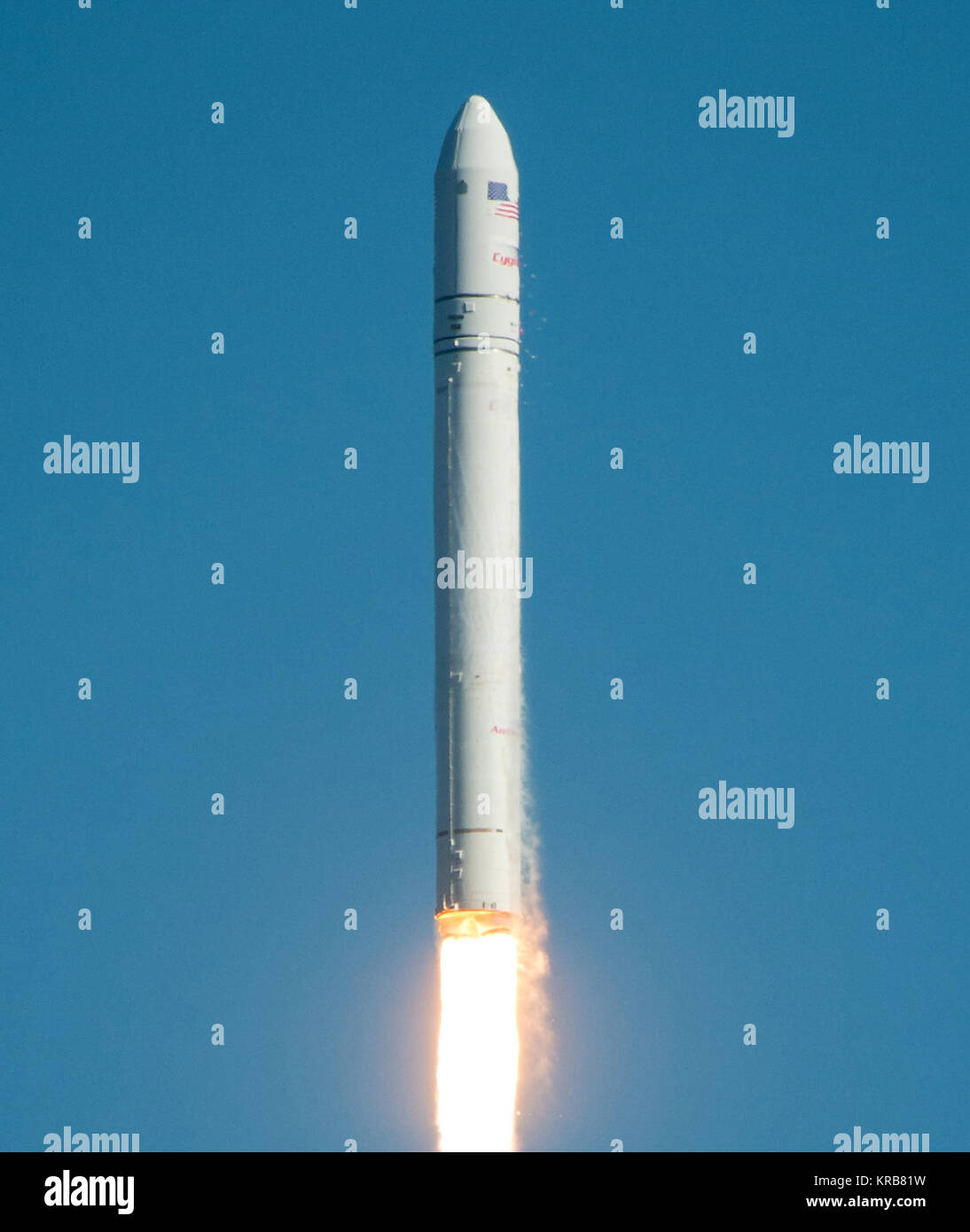 La Orbital Sciences Corporation Antares cohete es visto como lanza desde Pad-0A del Mid-Atlantic Regional Spaceport (MARS) en las Instalaciones de Vuelo Wallops de la NASA en Virginia, el domingo, 21 de abril de 2013. El lanzamiento de prueba marcó el primer vuelo de Antares y el primer lanzamiento del cohete de Pad-0A. El Antares rocket entregó la masa equivalente de una nave espacial, un llamado masivo de carga simulada, en la órbita de la tierra. Crédito de la foto: (NASA/Bill Ingalls) Antares A-ONE launch.2 Foto de stock